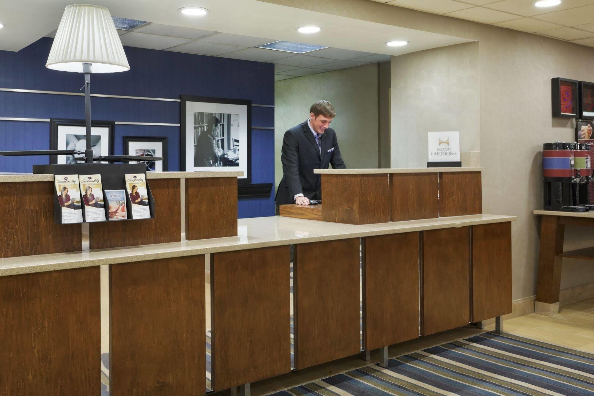 Hampton Inn Raleigh Cary Exterior foto